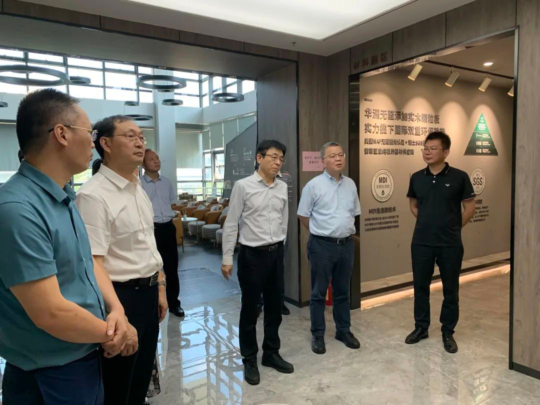 南京林業(yè)大學(xué)一行蒞臨華洲木業(yè)交流訪(fǎng)問(wèn)(圖2)